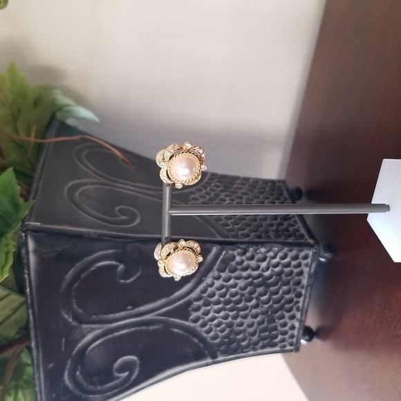 Vintage pearl and cry gold tone pierced earrings - Picture 3 of 9